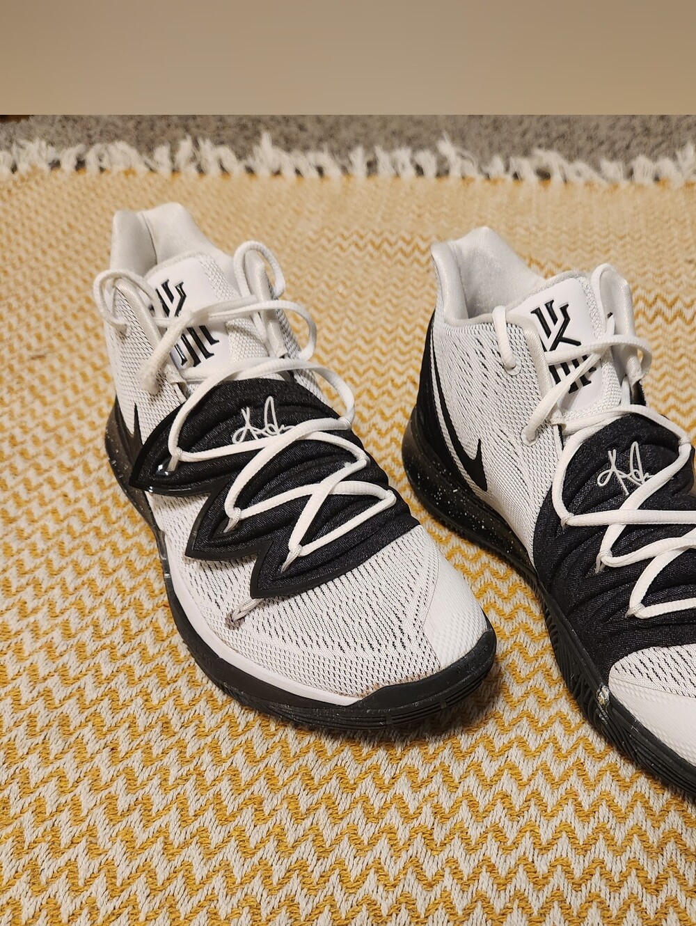 Nike Men's Kyrie 5 'Oreo Lace Up AO2918-100 Athletic Sneakers Size 11